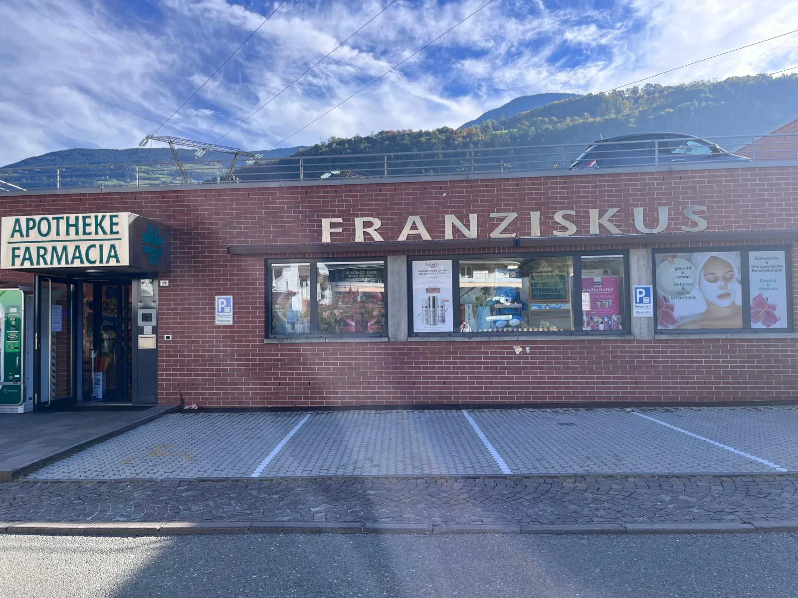 Farmacia Franziskus, ingresso e facciata a Millan